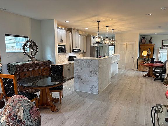 5th image of 401 Sanders St