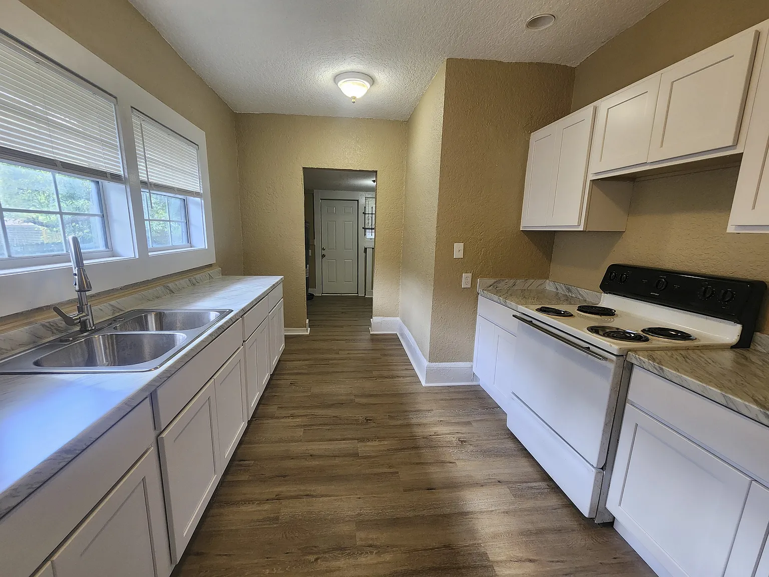 3042 Phyllis St - 1 — Photo 3