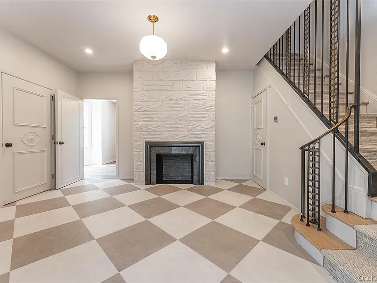 486 Oxford Rd — Photo 5