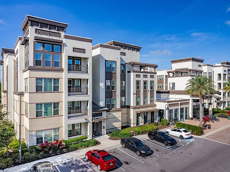 Nine12 Gateway Apartments — Photo 1
