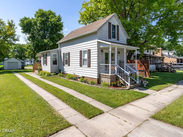 905 3rd Ave NE, East Grand Forks, MN 56721