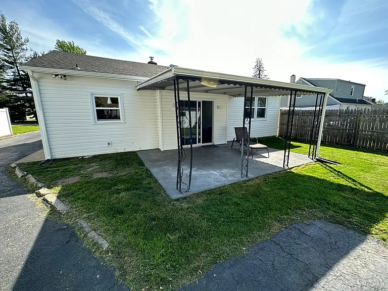 1007 E Main St — Photo 3