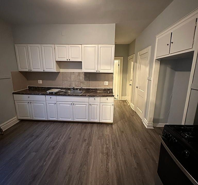 1st image of 474 Leslie St #2L