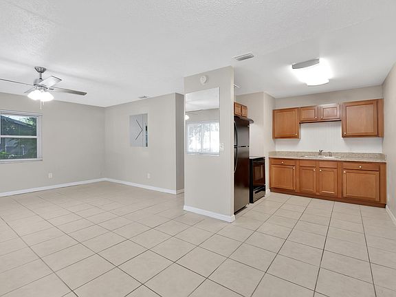 4th image of 3611 E Grove St