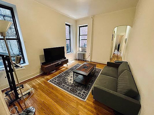 3rd image of 104 W 83rd St Frnt 1