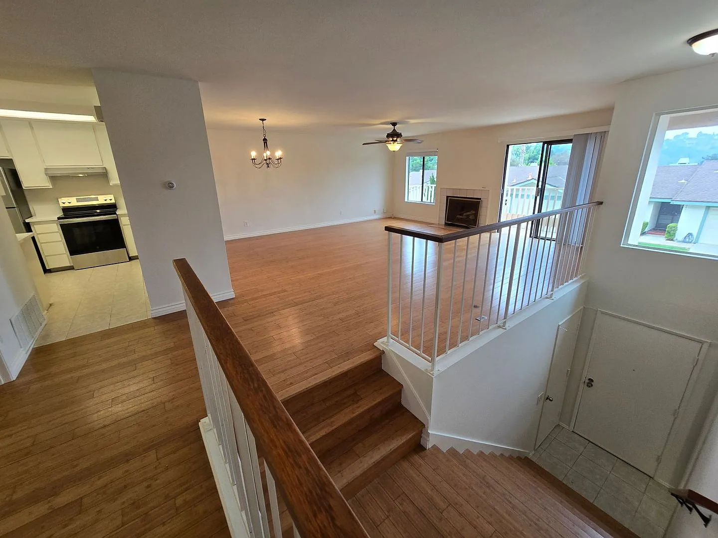 Move-Special: 1/2 off 1st month's rent! Beautifully Updated West Clairemont Townhome Prime 92117 ... — Photo 2