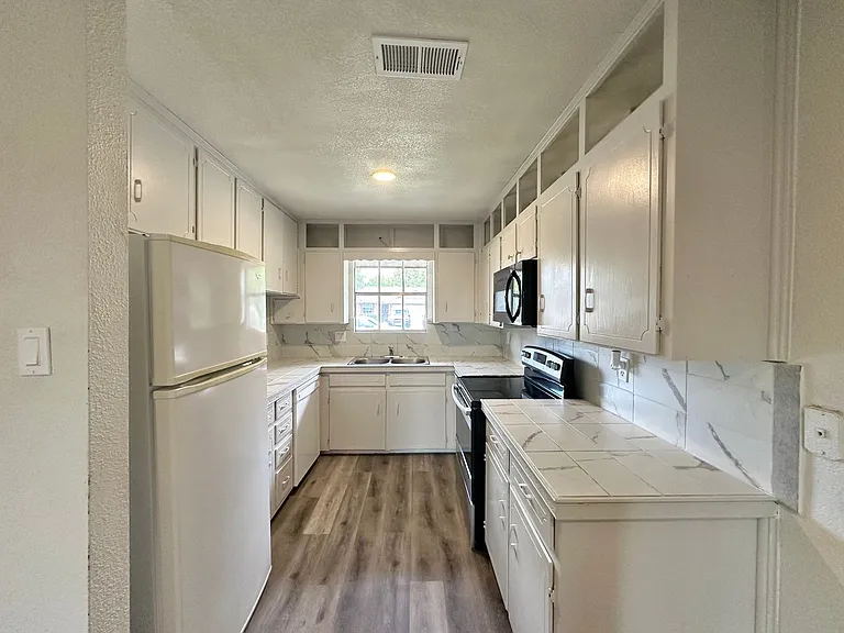 1410 Hammond Dr — Photo 6