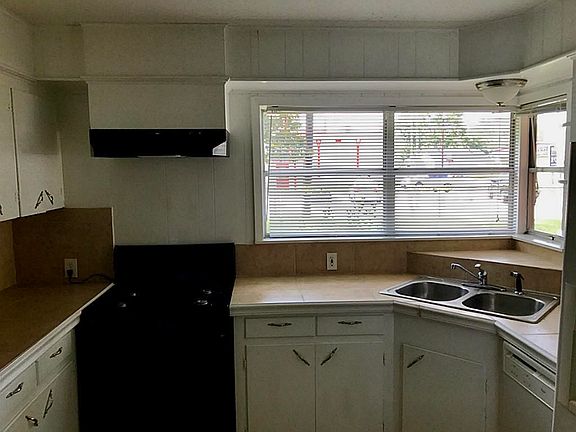 Large kitchen room for island and small breakfast table