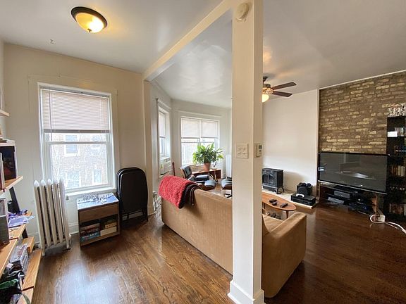 5th image of 933 W Cornelia Ave APT 2A