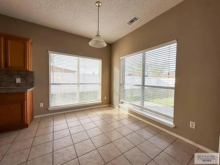 3453 Burgundy Dr — Photo 7