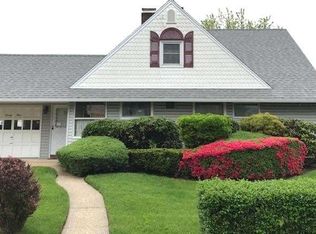 29 Snowbird Ln, Levittown, NY 11756