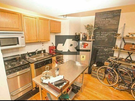 3rd image of 181 Waverly Pl #1FW