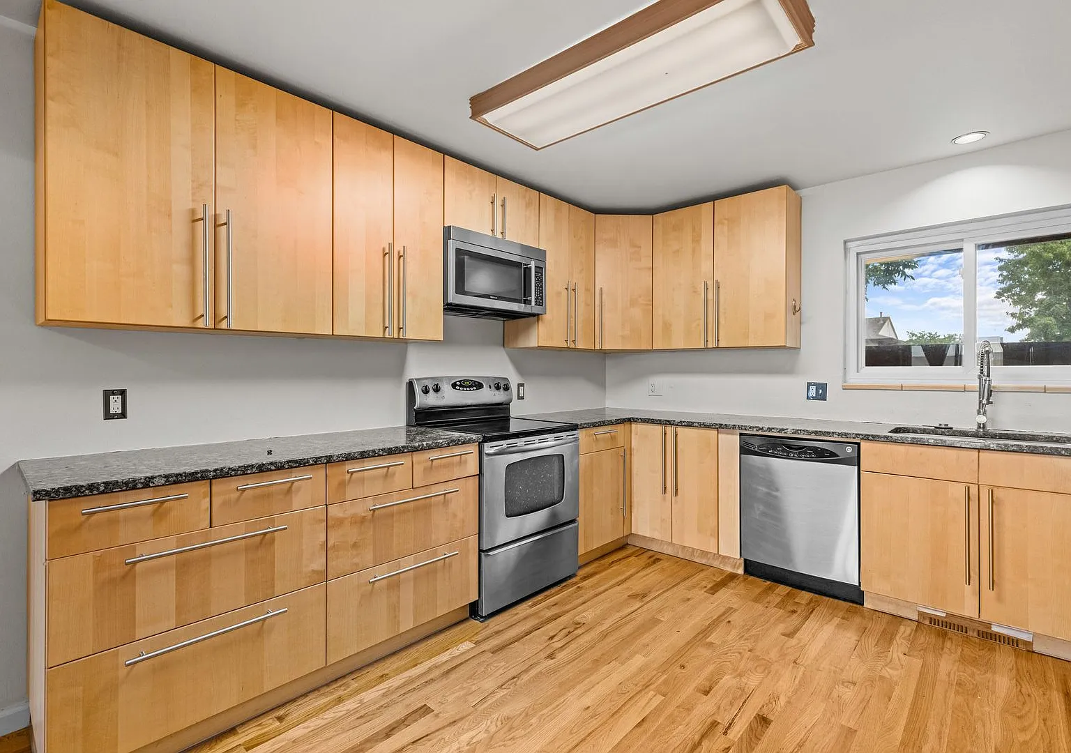 Lovely 3 Bed 2 Bath Home In South Boulder- Available August 10th! — Photo 3