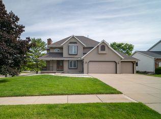 3202 Eagle Crest Rd, Bloomington, IL 61704