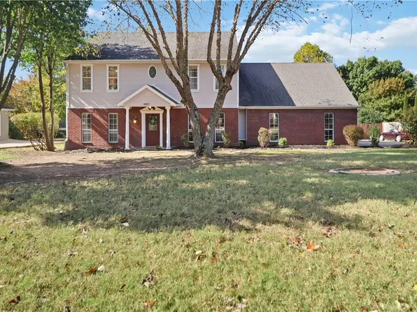 2017 N Buckley Dr, Fayetteville, AR 72701