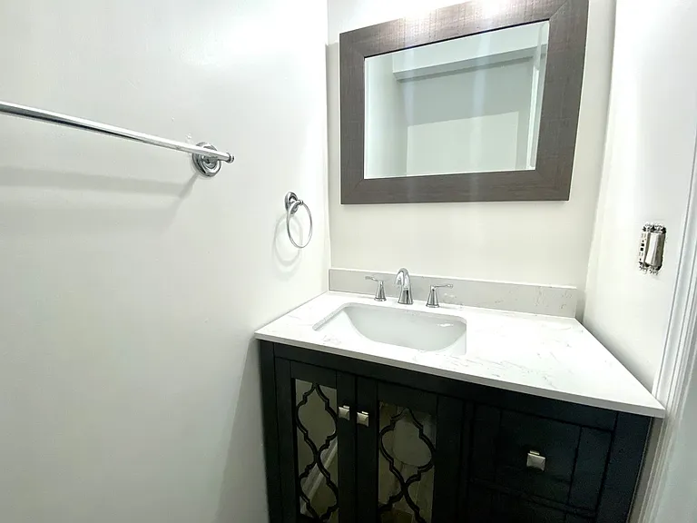 102 Picadilly Sq — Photo 9