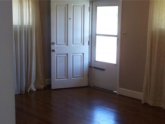5th image of 1009 Oak St