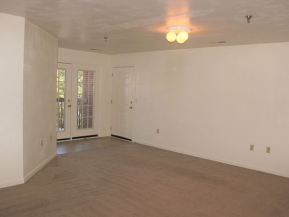 4th image of 100-106 Collegiate Ct #9