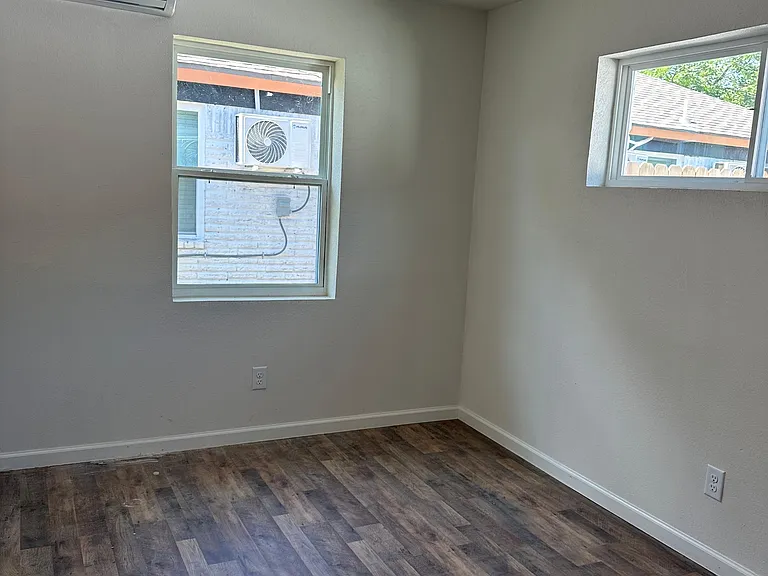 3813 Wipprecht St — Photo 10