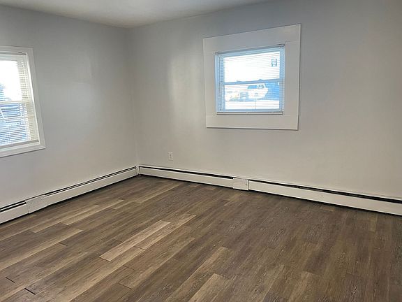 5th image of 266 Lonsdale Ave #1R