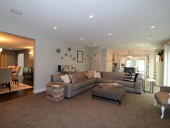 5th image of 890 Woodleigh Ave