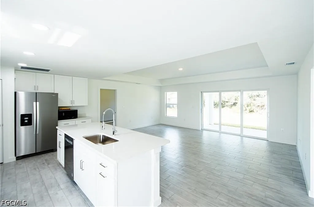3 bed, 2.0 bath, 1212 sqft, $2,000 — Photo 3