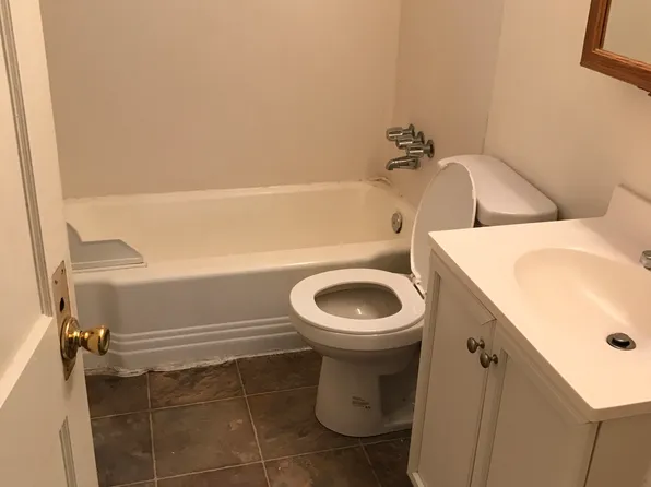 650 NE 42nd St APT 4, Seattle, WA 98105