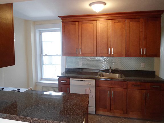 2nd image of 2828 47th St #3L