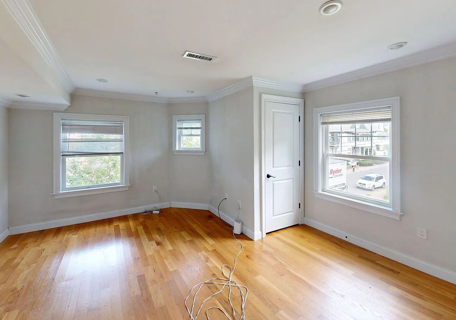 Nice 3 bed in Allston — Photo 4