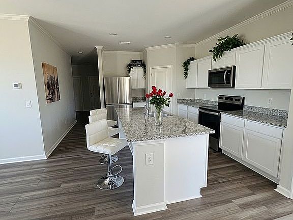 3rd image of 712 Mirror Pond Dr