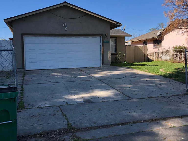 2325 S Sacramento St — Photo 1