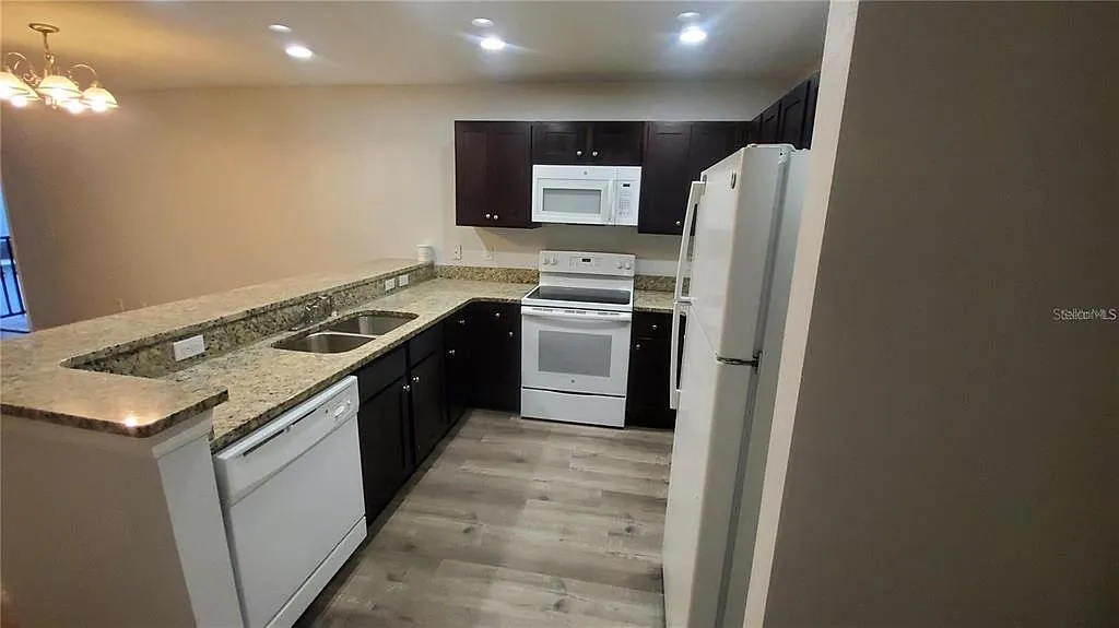 3 bed, 2.0 bath, 1120 sqft, $1,749 — Photo 3