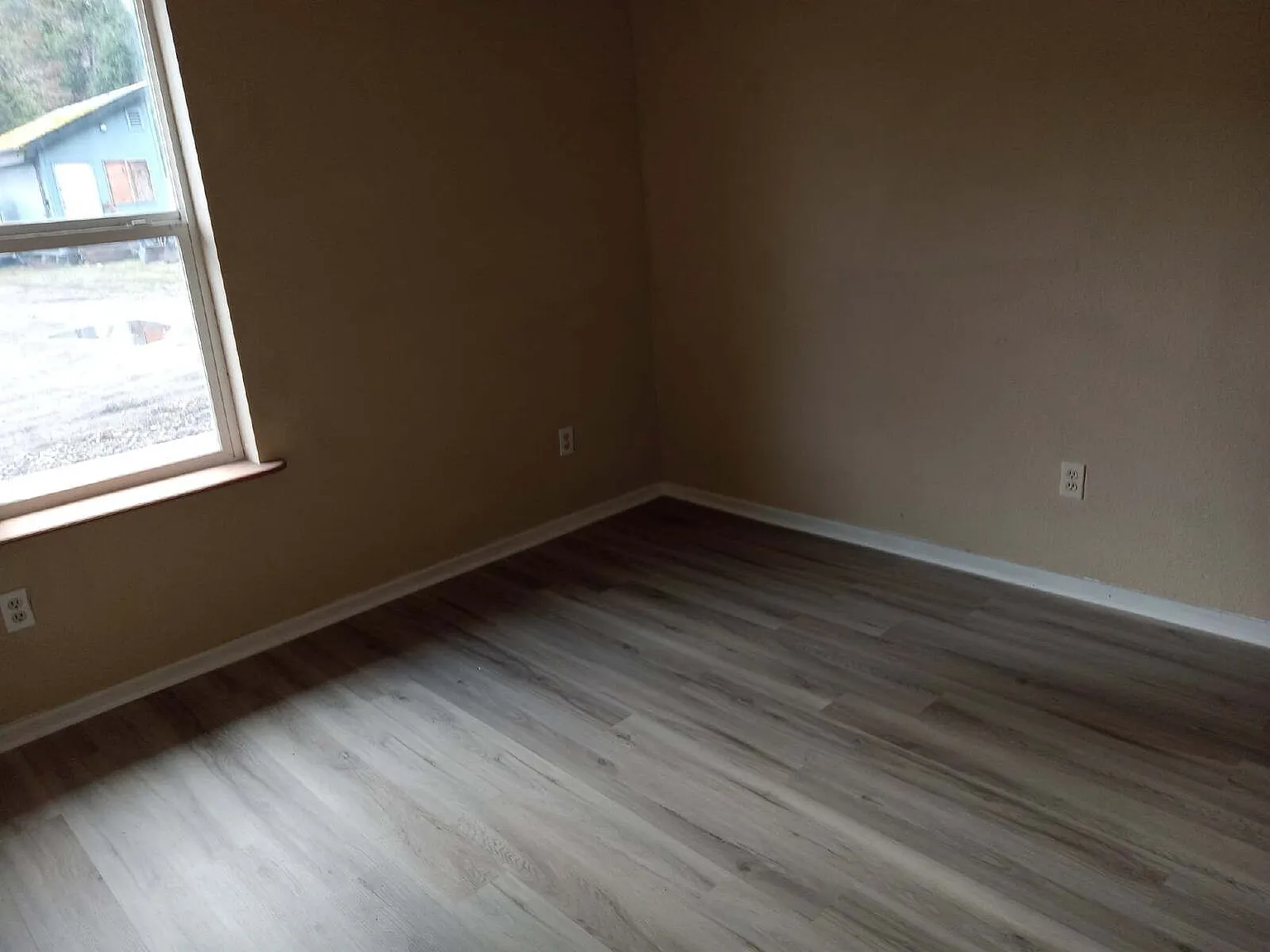 3 bed, 1.0 bath, 900 sqft, $1,100 — Photo 4
