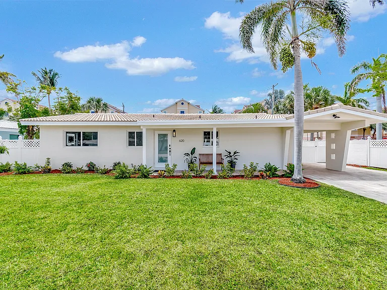 620 Las Palmas Park — Photo 1