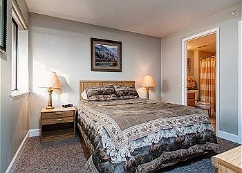 4th image of 2000 Prospector Ave #405