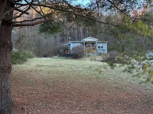 70 Rovingwood Dr, Waynesville, NC 28786