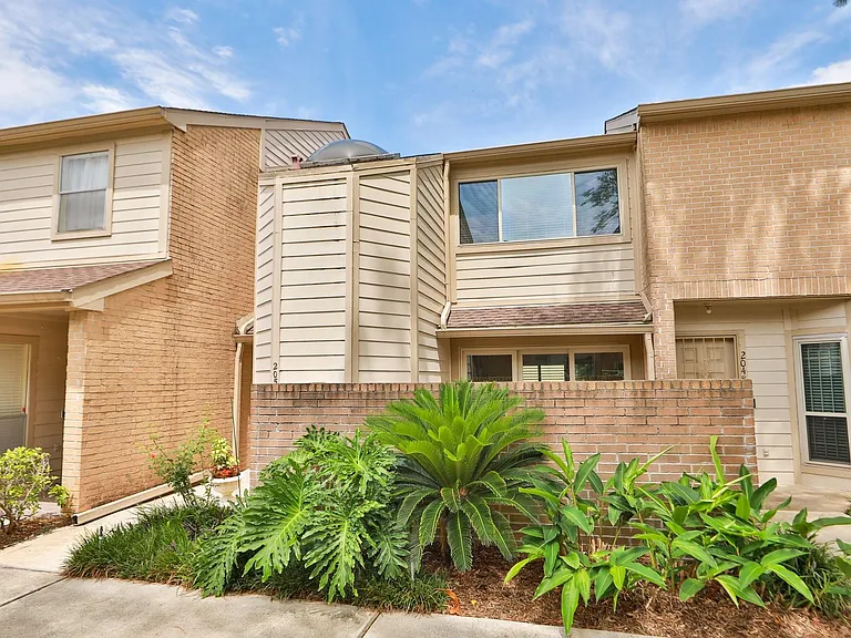 2050 Augusta Dr — Photo 2