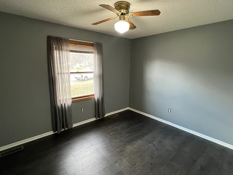 607 James St NE — Photo 7