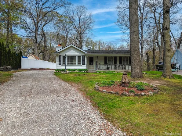 11849 Four Lakes Dr, South Lyon, MI 48178