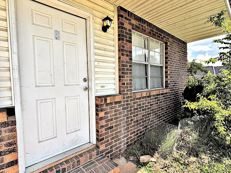 209 Cloverleaf Dr — Photo 3
