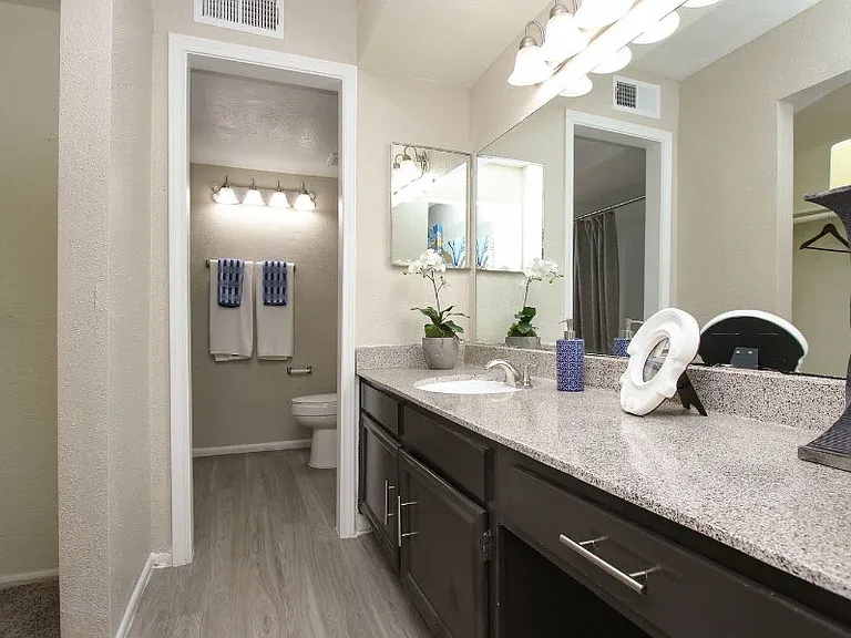 Waterford Grove Apartments — Photo 4