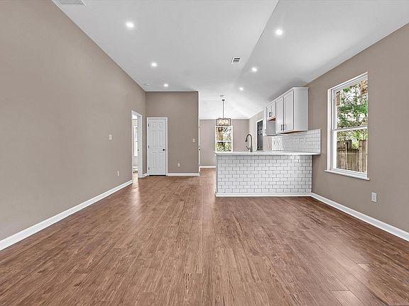 3rd image of 5715 Maple Tree Dr