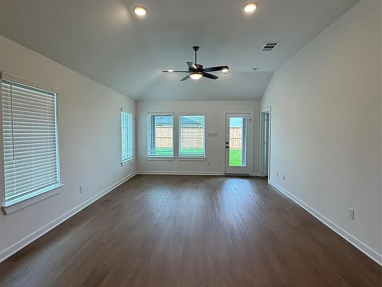 8123 Kay Harbor Dr — Photo 7