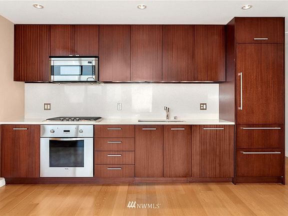 4th image of 10700 NE 4th St Unit 2008