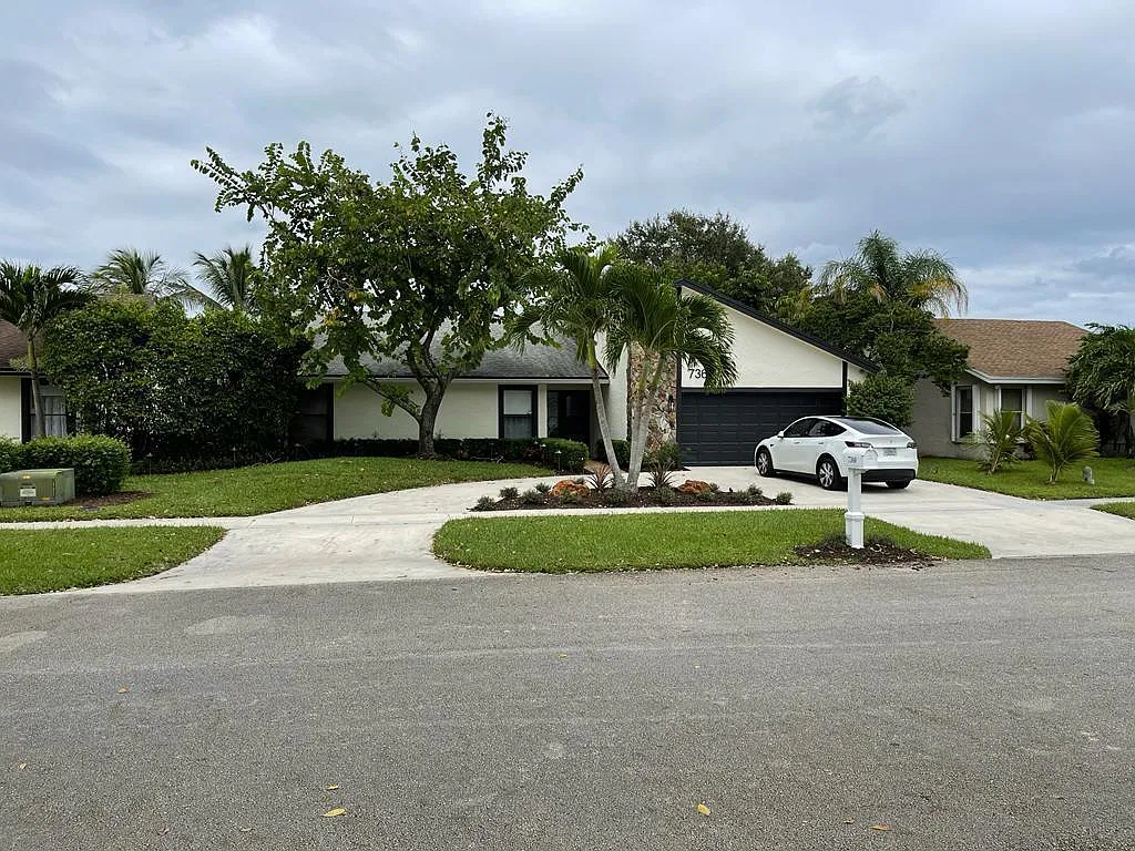 3 bed, 2.0 bath, 1715 sqft, $6,800 — Photo 2