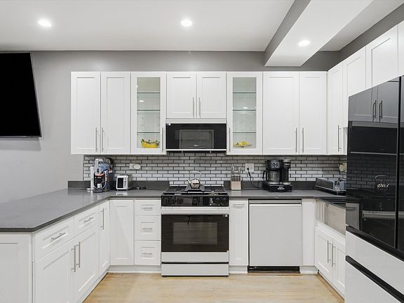 4th image of 231 E 59th St #1