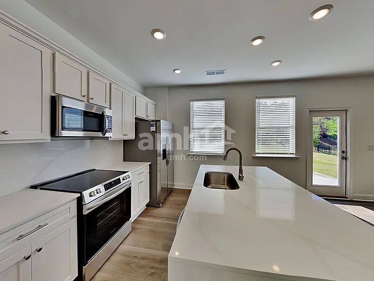 1025 Highland Walk — Photo 3