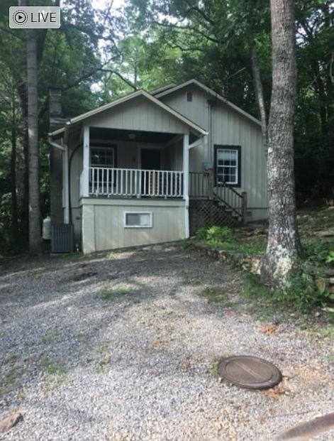 Front: Small deck & Parking