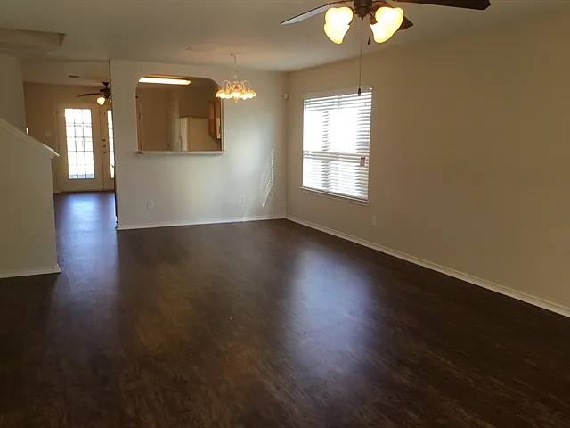 5 bed, 3.5 bath, 2675 sqft, $2,105 — Photo 4