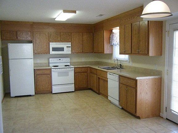 Large Kit w/ceramic tile floor